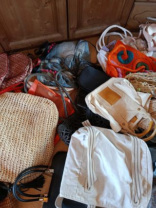 Diferentes bolsos, carteras.