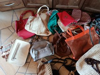 Diferentes bolsos, carteras.