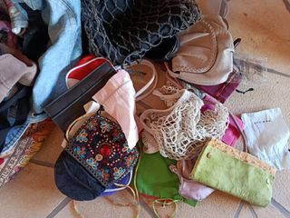 Diferentes bolsos, carteras.