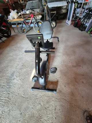 Bicicleta estática reclinable.