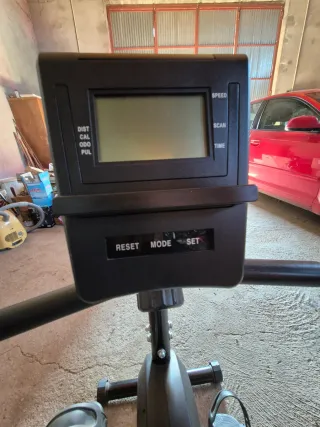 Bicicleta estática reclinable.