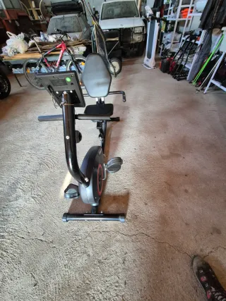Bicicleta estática reclinable.