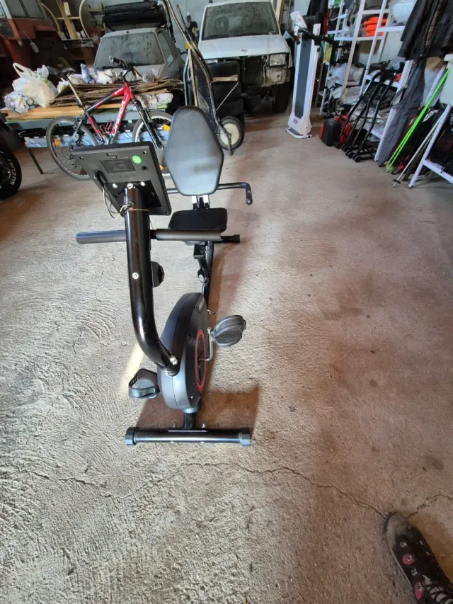 Bicicleta estática reclinable.