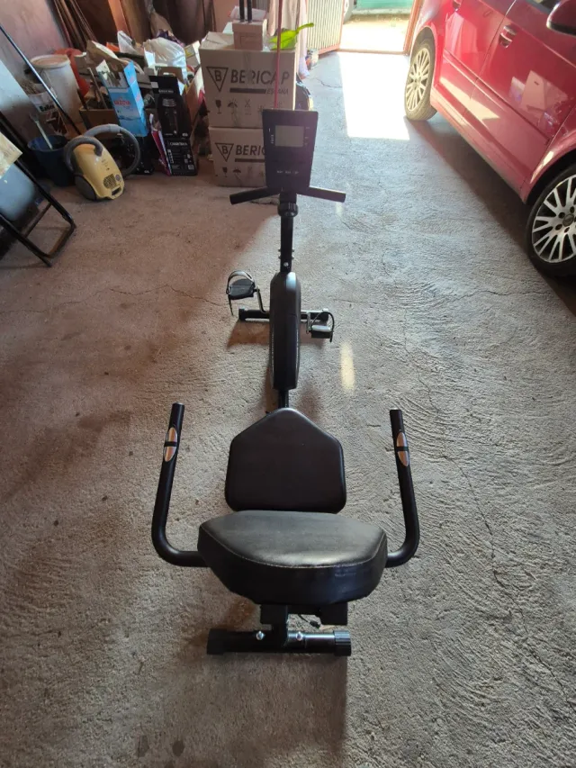 Bicicleta estática reclinable.