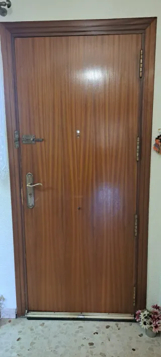 Puerta de chalet. Blindada. 5 llaves. Con molduras