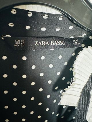 Blusa Zara lunares cuello volante Talla XS