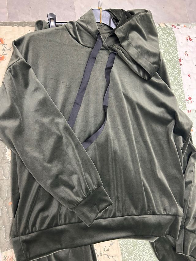 Conjunto chándal verde oliva