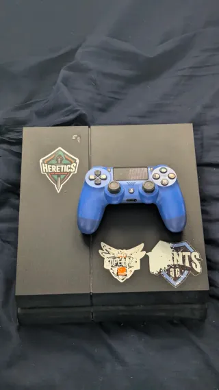 PS4 (PlayStation 4) Negra con Mando Azul.