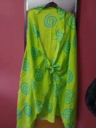 Pareo verde con espirales azules