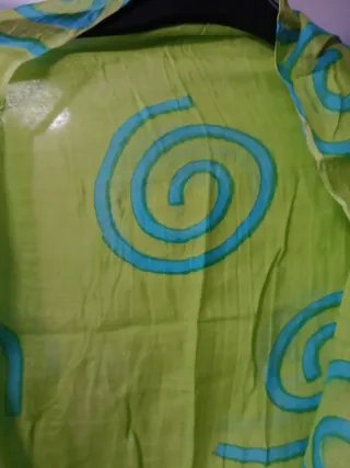 Pareo verde con espirales azules