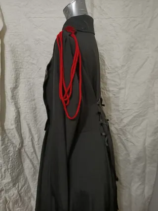 Vestido gótico medieval negro y rojo