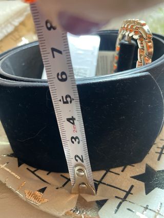 Cinturón negro con hebilla dorada 95 cm a estrenar