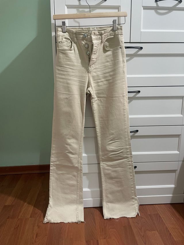 Pantalón beige Stradivarius