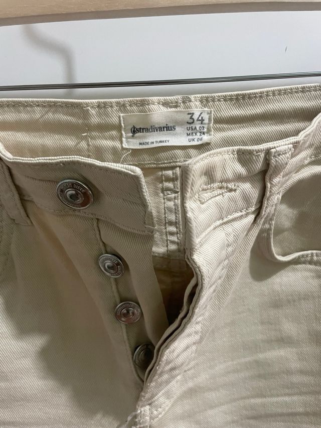 Pantalón beige Stradivarius