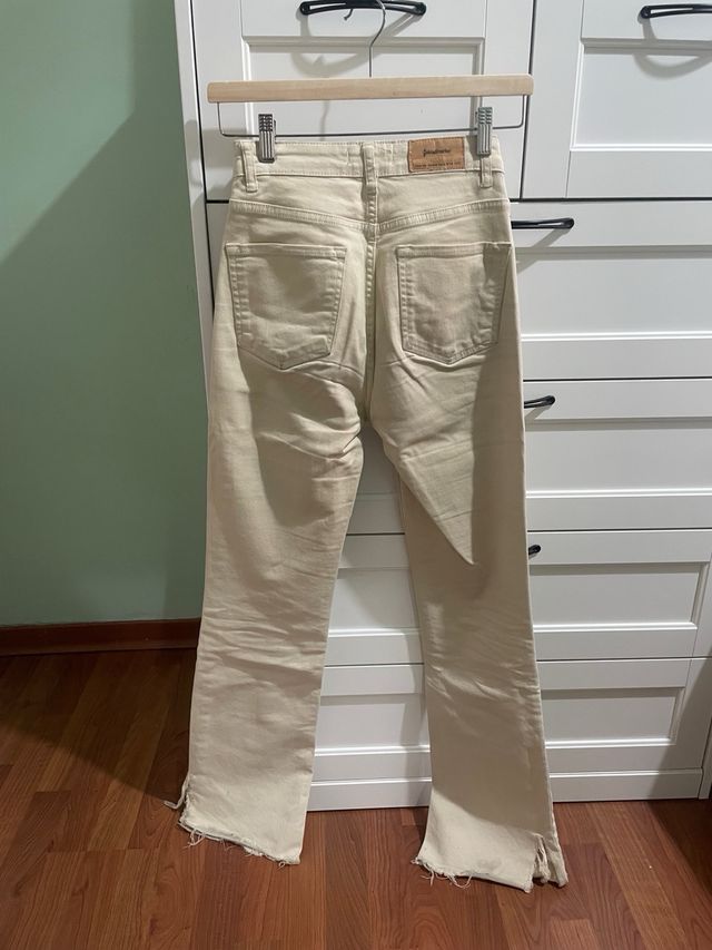 Pantalón beige Stradivarius