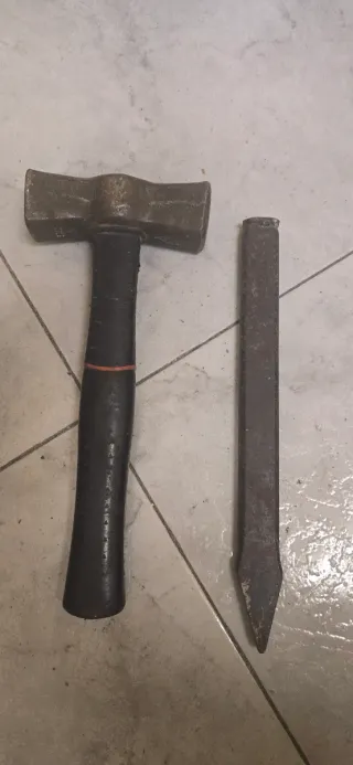 Esvarpa y mazeta de metal