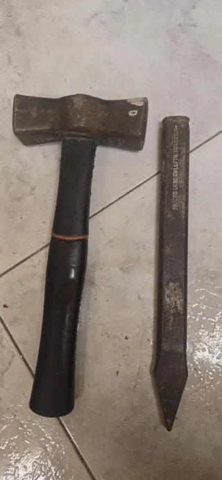 Esvarpa y mazeta de metal