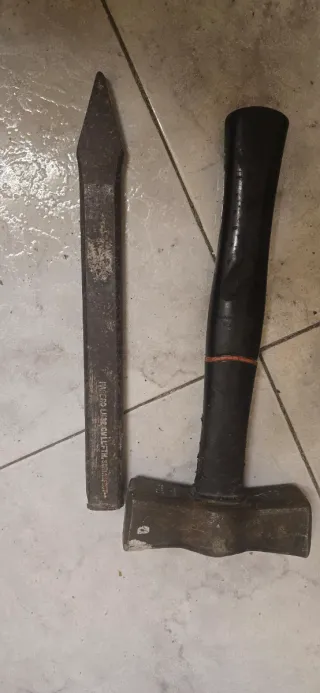 Esvarpa y mazeta de metal