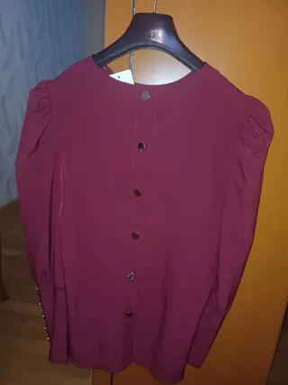 Camisa granate de vestir con botones. Entallada.