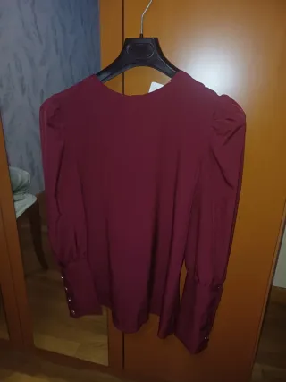 Camisa granate de vestir con botones. Entallada.