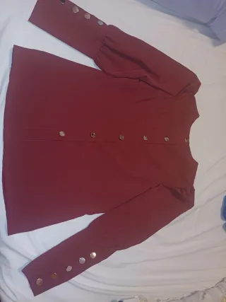 Camisa granate de vestir con botones. Entallada.