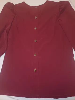 Camisa granate de vestir con botones. Entallada.