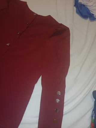 Camisa granate de vestir con botones. Entallada.