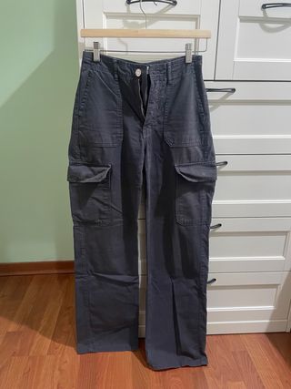 Pantalón cargo Zara gris