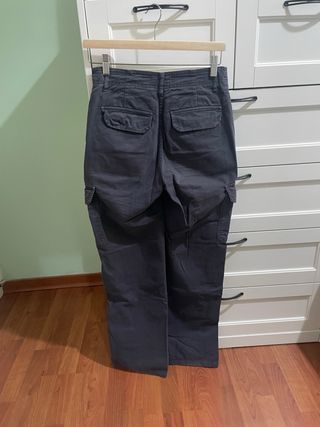 Pantalón cargo Zara gris