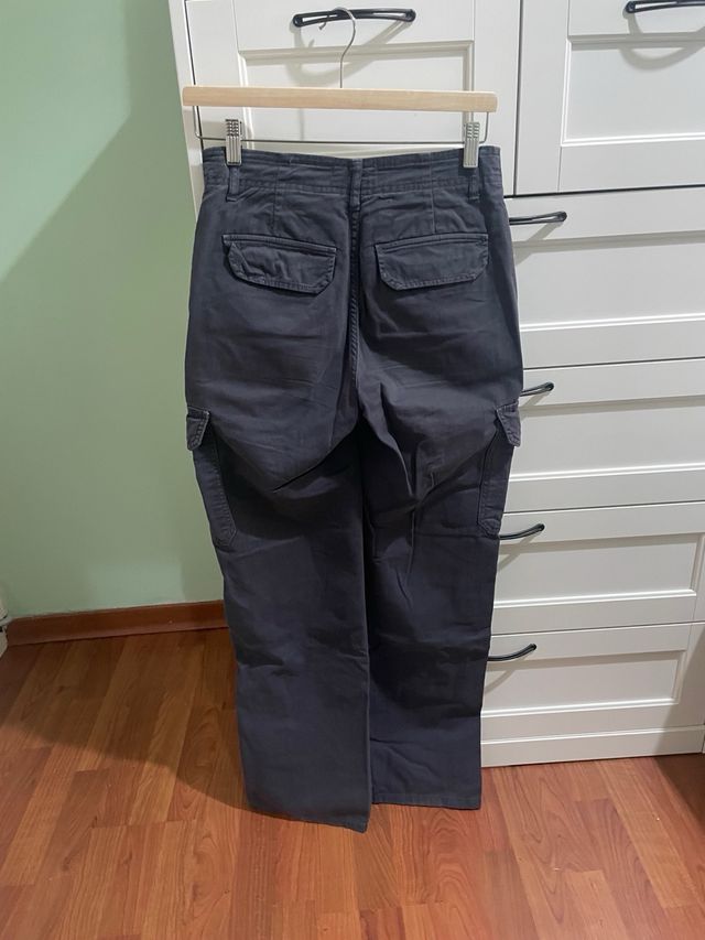 Pantalón cargo Zara gris
