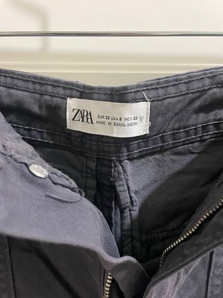 Pantalón cargo Zara gris