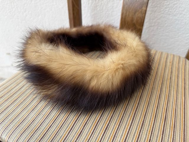 Cuello de pelo bicolor