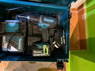 Taladro Makita 18V con Cargador DC18RC