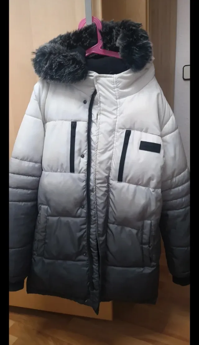 Chaqueta acolchada con capucha y pelo