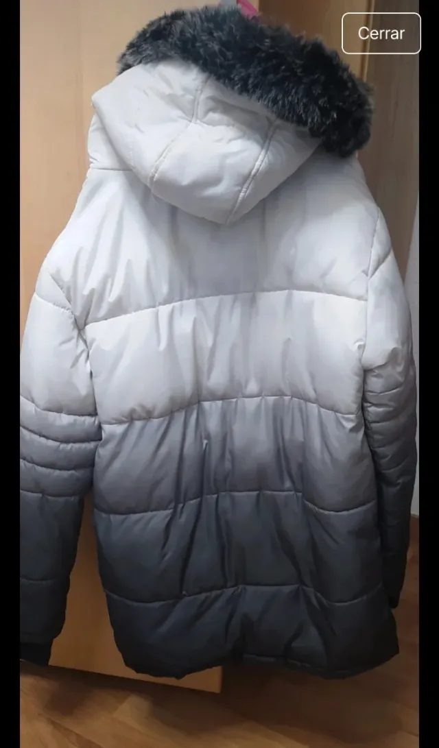 Chaqueta acolchada con capucha y pelo