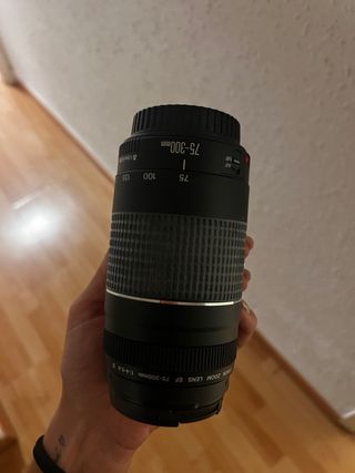 Cámara Canon EOS 2000D Negra + objetivo + cargador