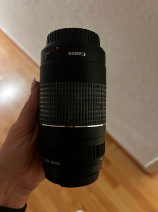 Cámara Canon EOS 2000D Negra + objetivo + cargador