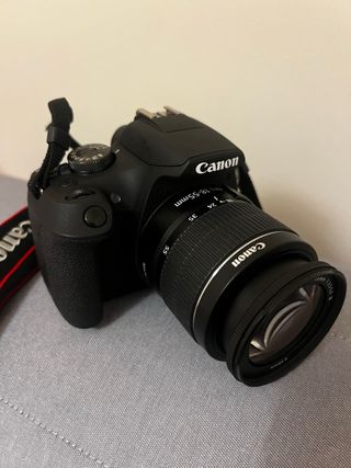 Cámara Canon EOS 2000D Negra + objetivo + cargador