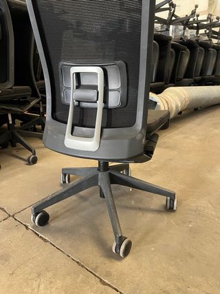 Silla de oficina ergonómica negra