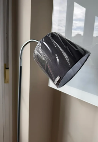 Lámpara de pie gris moderna