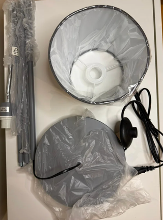 Lámpara de pie gris moderna