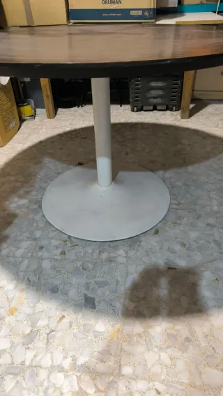 Mesa redonda de madera