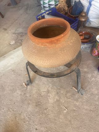 Macetero de terracota con soporte