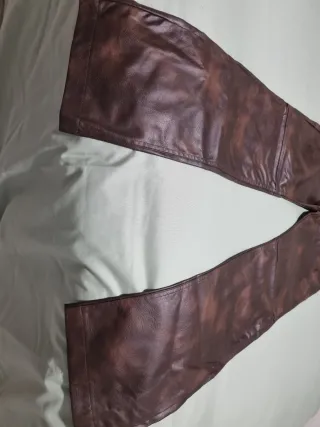 Pantalón polipiel marrón