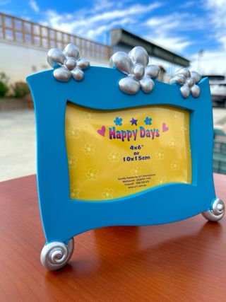 Marco de fotos azul con flores