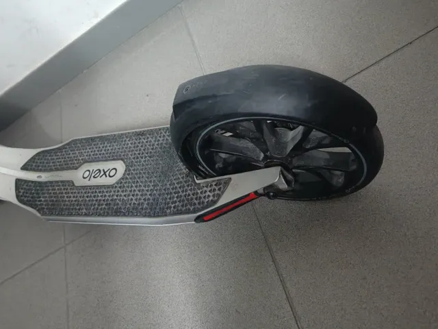 Monopatín Oxelo Negro y Plateado