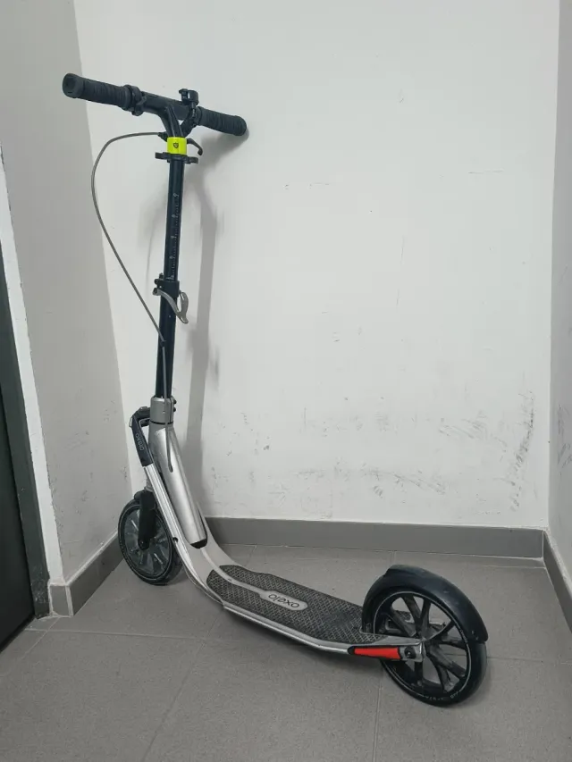 Monopatín Oxelo Negro y Plateado