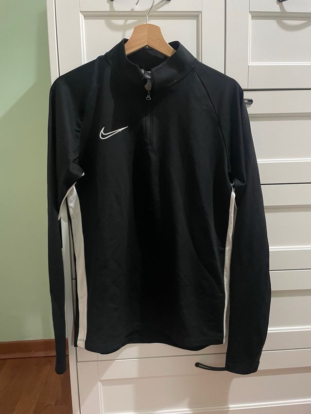 Sudadera Nike negra y blanca