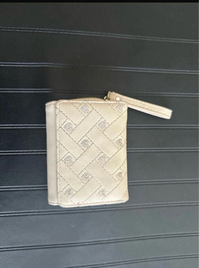 Cartera beige con diseño acolchado