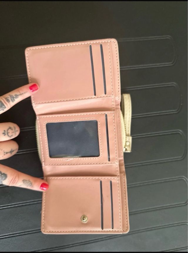 Cartera beige con diseño acolchado